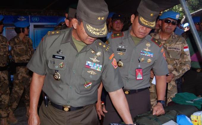 Sebelum Berangkat ke Lebanon, Perlengkapan Personel TNI Diperiksa - pengecekan_3.jpg