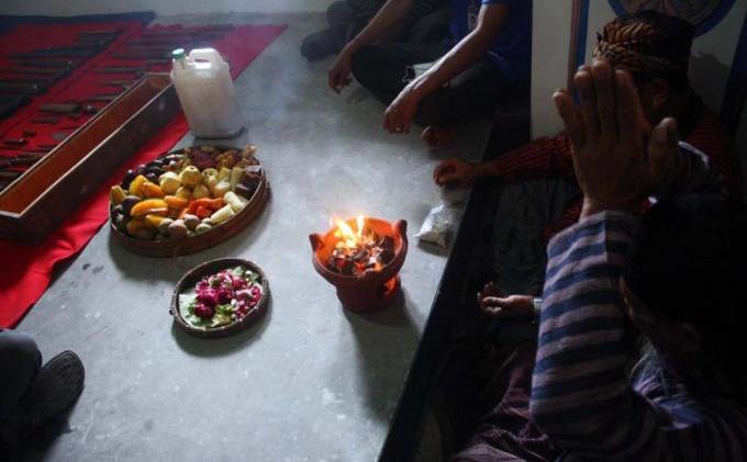 Mpu Daliman Puasa Sehari Sebelum Mandikan 50 Pusaka - 3.JPG
