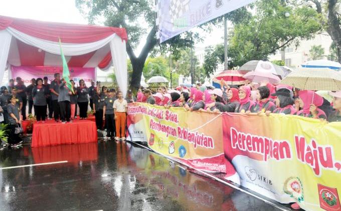 Foto Serunya Kegiatan Anggota Dharma Pertiwi Rayakan Hari Ibu - 4q.jpg