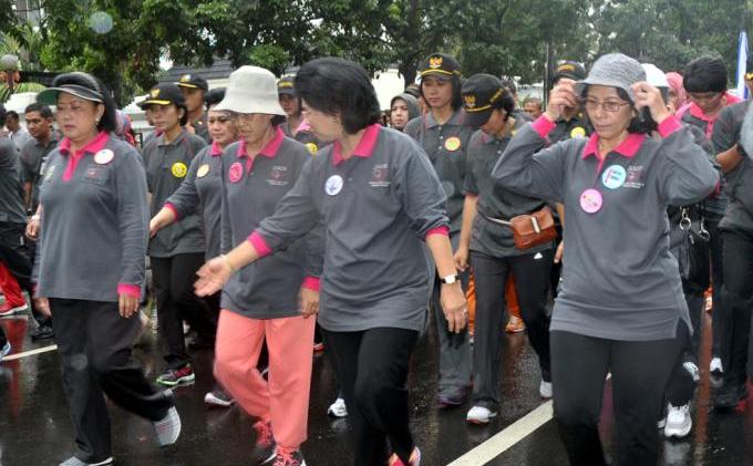 Foto Serunya Kegiatan Anggota Dharma Pertiwi Rayakan Hari Ibu - 8q.jpg