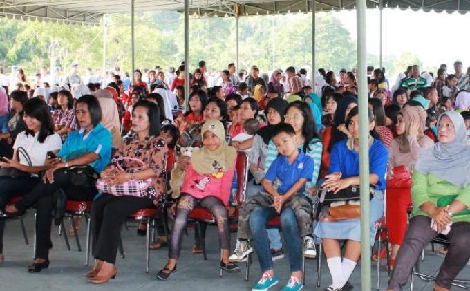 Ratusan Warga Ambon Rayakan Natal di KRI Surabaya-591 - 30_Warga_Kota_Ambon_Rayakan_Natal_Dengan_Kapal_Perang_1.jpg