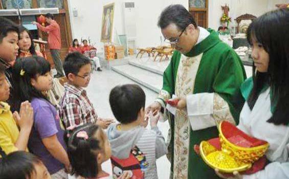 Romo Budhenk Bagi-bagikan Angpaw saat Misa Etnis Tionghoa - 2013_Misa_Imlek_1.jpg