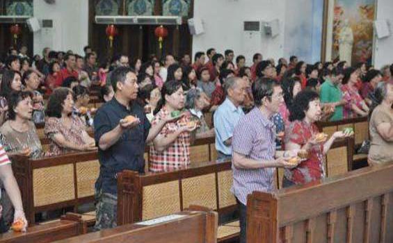 Romo Budhenk Bagi-bagikan Angpaw saat Misa Etnis Tionghoa - 2013_Misa_Imlek_KD_2.jpg