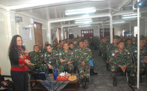 Diceramahi soal AIDS, Wajah Prajurit TNI di Lebanon Terlihat Serius (Foto) - 23G_0216.JPG