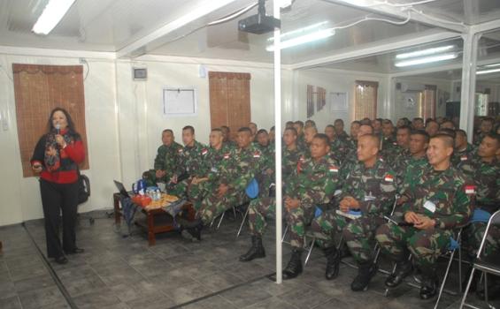 Diceramahi soal AIDS, Wajah Prajurit TNI di Lebanon Terlihat Serius (Foto) - 23G_0223.JPG