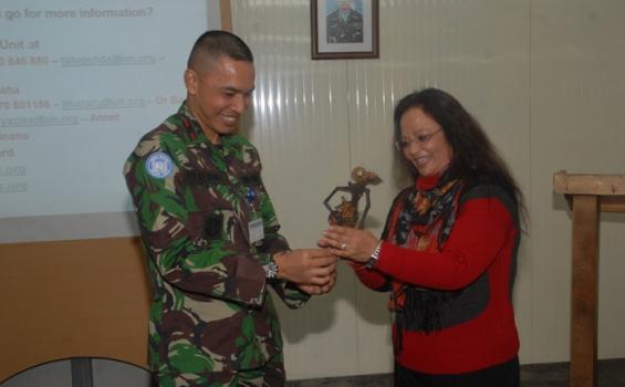Diceramahi soal AIDS, Wajah Prajurit TNI di Lebanon Terlihat Serius (Foto) - 23G_0228.JPG