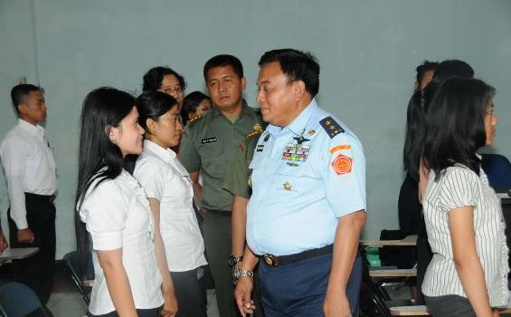 Tunjangan Beasiswa TNI Naik, Mahasiswi Cantik Ini Tersenyum Senang (Foto) - 36.jpg