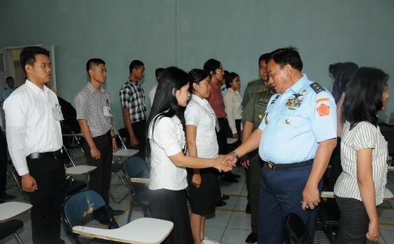 Tunjangan Beasiswa TNI Naik, Mahasiswi Cantik Ini Tersenyum Senang (Foto) - 47.jpg