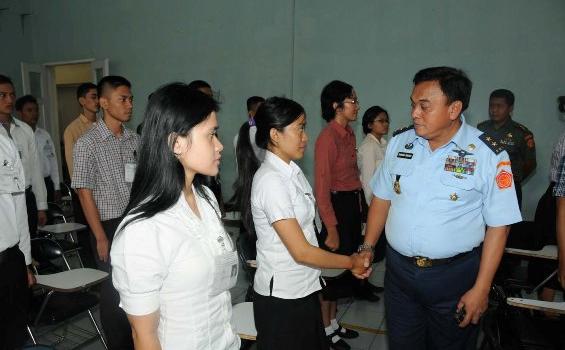 Tunjangan Beasiswa TNI Naik, Mahasiswi Cantik Ini Tersenyum Senang (Foto) - 54.jpg