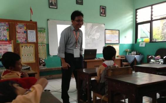 Rima Rela Cuti Kerja demi Mengajar di Kelas Inspirasi - mengajar1.jpg