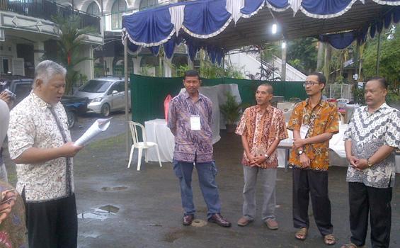 FOTO-FOTO: Biar Petugas KPPS Jujur, Mereka Disumpah dengan Kalimat Begini - jabar3.jpg