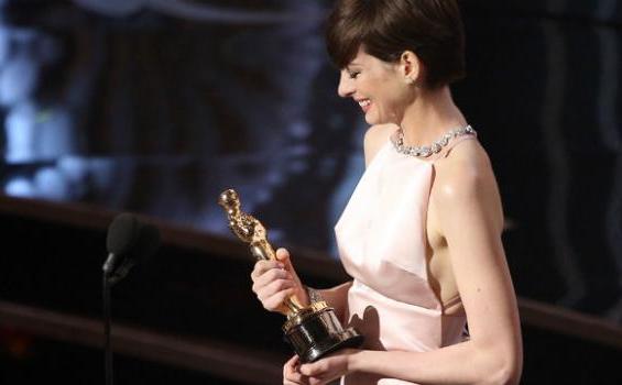 Foto:Gaun Prada Anne Hathaway Tonjolkan Daerah Sensitif di Bagian Dada - 010c8_130224230224-oscar-photos-anne-hathaway-horizontal-gallery.jpg