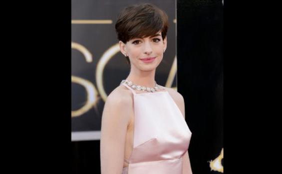 Foto:Gaun Prada Anne Hathaway Tonjolkan Daerah Sensitif di Bagian Dada - 130224195555-oscars-anne-hathaway-dress-horizontal-gallery.jpg