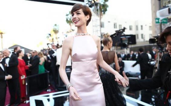 Foto:Gaun Prada Anne Hathaway Tonjolkan Daerah Sensitif di Bagian Dada - Anne-Hathaway-85th-Annual-010.jpg
