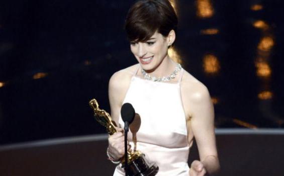 Foto:Gaun Prada Anne Hathaway Tonjolkan Daerah Sensitif di Bagian Dada - e6a8a_130224223010-oscars-anne-hathaway-win-horizontal-gallery.jpg