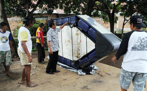 Perahu Jeriken Penghalau Banjir Jakarta - 20130227_Perahu_Rescue_IX_Bikinan_Pak_Dadang_2047.jpg