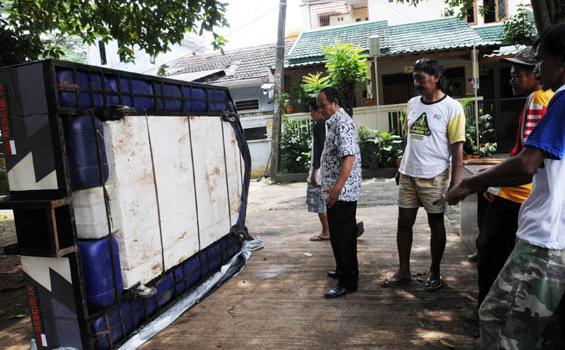 Perahu Jeriken Penghalau Banjir Jakarta - 20130227_Perahu_Rescue_IX_Bikinan_Pak_Dadang_2225.jpg