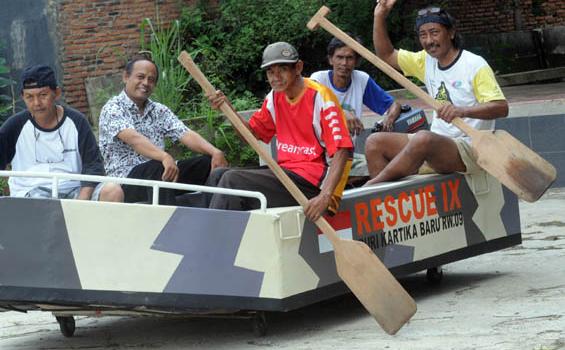 Perahu Jeriken Penghalau Banjir Jakarta - 20130227_Perahu_Rescue_IX_Bikinan_Pak_Dadang_8044.jpg
