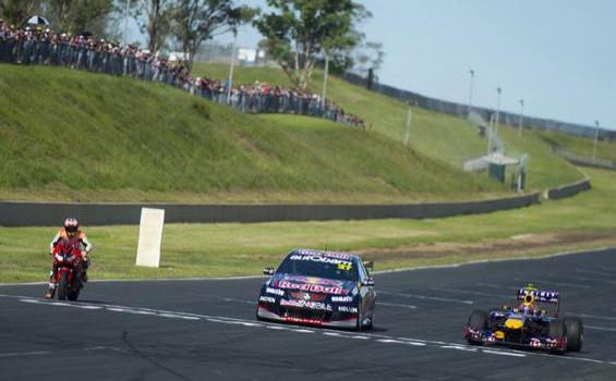 Uji Nyali, Casey Stoner Balap Lawan Mobil F1 - 136298854871.jpg