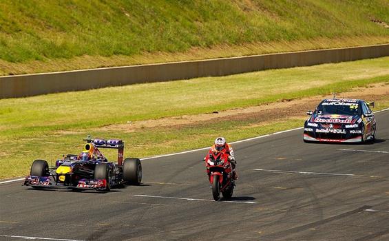 Uji Nyali, Casey Stoner Balap Lawan Mobil F1 - 1_parade_1.jpg