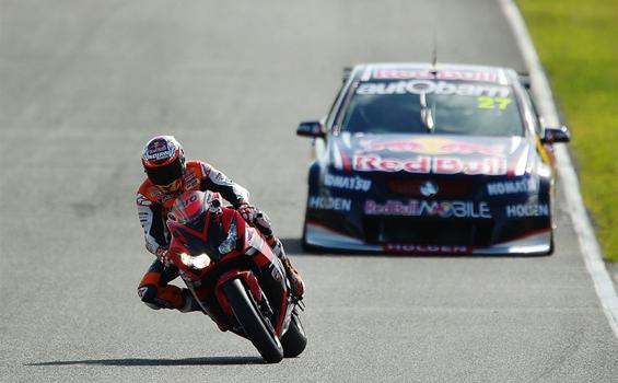 Uji Nyali, Casey Stoner Balap Lawan Mobil F1 - 1_parade_3.jpg