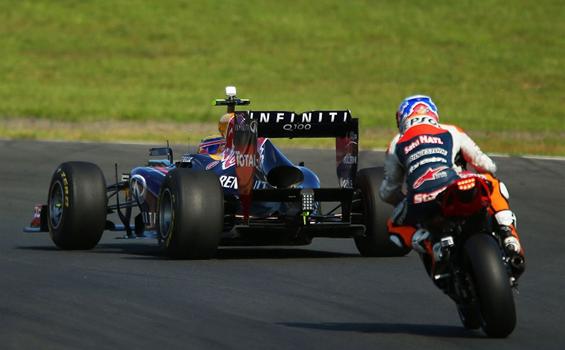 Uji Nyali, Casey Stoner Balap Lawan Mobil F1 - 1_parade_4.jpg