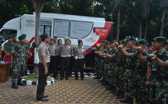 Foto: Asyiknya Jika Anggota TNI dan Polisi Akur Seperti Ini - armed_9_sim.jpg