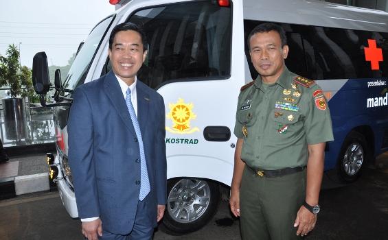 Foto Ambulans Bantuan Bank Mandiri ke Kostrad Senilai Rp 1,62 Miliar - bantuan_3_ambulance_dari_pt_bank_mandiri.jpg
