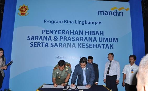 Foto Ambulans Bantuan Bank Mandiri ke Kostrad Senilai Rp 1,62 Miliar - bantuan_3_ambulance_dari_pt_bank_mandiri_(4).jpg