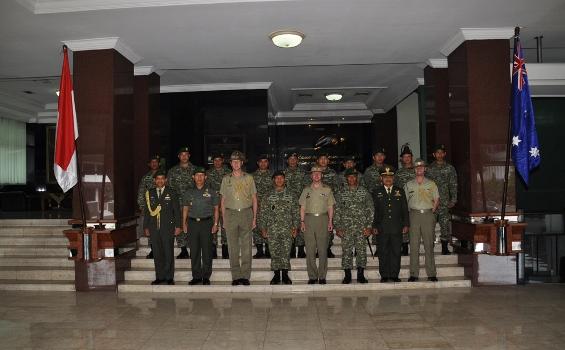 Foto: Akrabnya Kasad Australia Bersama Anggota Kostrad TNI - kunjungan_Kasad_australia_ke_makostrad_(1).jpg