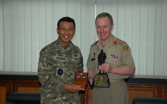 Foto: Akrabnya Kasad Australia Bersama Anggota Kostrad TNI - kunjungan_Kasad_australia_ke_makostrad_(2).jpg