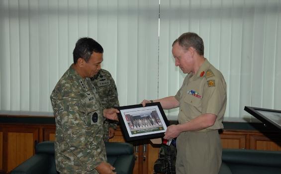Foto: Akrabnya Kasad Australia Bersama Anggota Kostrad TNI - kunjungan_Kasad_australia_ke_makostrad_(3).jpg