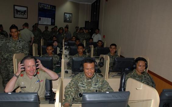 Foto: Akrabnya Kasad Australia Bersama Anggota Kostrad TNI - kunjungan_Kasad_australia_ke_makostrad_(4).jpg