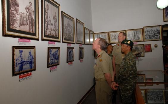 Foto: Akrabnya Kasad Australia Bersama Anggota Kostrad TNI - kunjungan_Kasad_australia_ke_makostrad_(5).jpg
