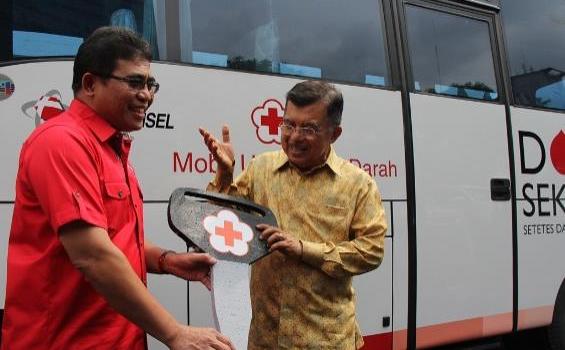 Foto: Jusuf Kalla Terima Kunci Mobil Darah Bantuan dari Telkomsel - PMI_2_Biro_Humas.JPG