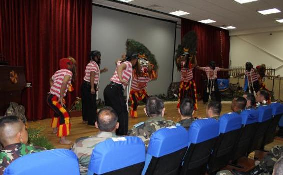 Tari Pendet Sertu Dessi Pukau Ratusan Penonton di Lebanon Selatan - IMG_0058.JPG
