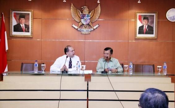 Jusuf Kalla Ajari 80 Diplomat Muda 'Diplomasi ala JK' - Jusuf_Kalla_berbagi_teknik_diplomasi_dengan_diplomat_muda.jpg