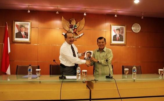Jusuf Kalla Ajari 80 Diplomat Muda 'Diplomasi ala JK' - Jusuf_Kalla_bersama_Direktur_Sekolah_Dinas_Luar_Negeri,_Ben_Perkasa_Drajat.jpg