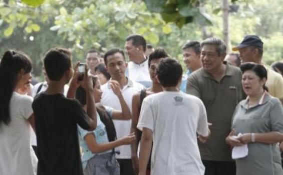 SBY Jogging di Nusa Dua Bali, Warga Sempatkan Foto Bareng - FOTO-SBY-BALI-3.jpg