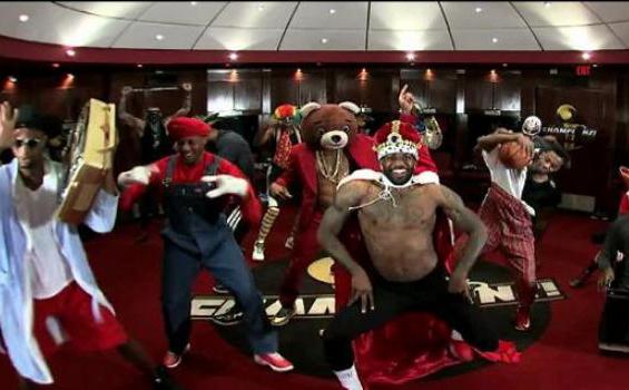 Harlem Shake Ala LeBron James - 1_parade_2.jpg