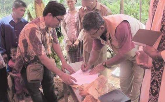Warga Pedalaman Mentawai Senang Dapat Sumbangan Sekolah - 20130304-MOU4_okpun.jpg