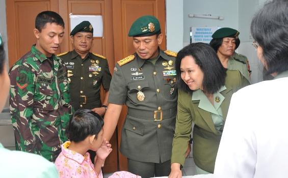Foto: Cara Pangkostrad TNI Peringati HUT Ke-52 Kostrad - kostrad-anjangsanaRSPAD2013.jpg