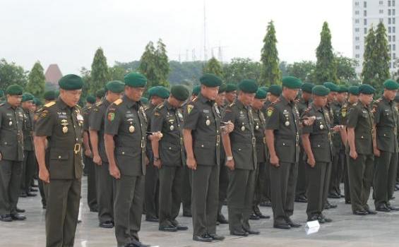 Foto: Khidmatnya Kunjungan Pangkostrad ke TMPN Kalibata - kostrad-ziarahhutkostrad52-2013-2.jpg