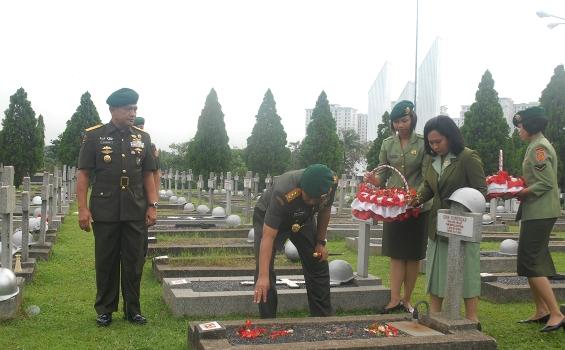 Foto: Khidmatnya Kunjungan Pangkostrad ke TMPN Kalibata - kostrad-ziarahhutkostrad52-2013-3.jpg