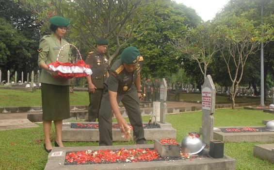 Foto: Khidmatnya Kunjungan Pangkostrad ke TMPN Kalibata - kostrad-ziarahhutkostrad52-2013-4.jpg