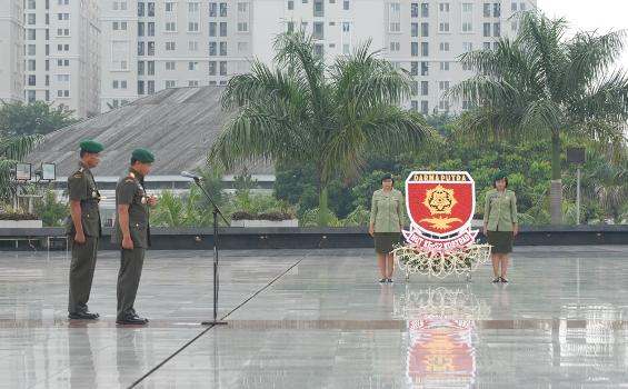 Foto: Khidmatnya Kunjungan Pangkostrad ke TMPN Kalibata - kostrad-ziarahhutkostrad52-2013_(1).jpg
