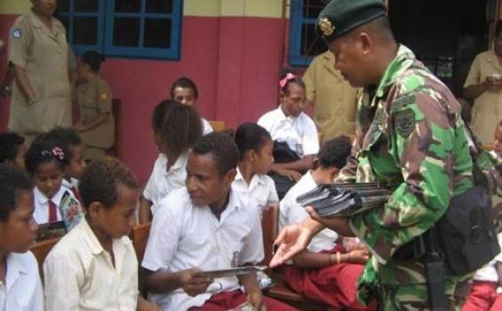 Kreatif! Satgas Yonif 412/R Sulap Truk NPS Jadi Perpustakaan Keliling - yonif412raider-perpustakaankelilingPapua-2.jpg