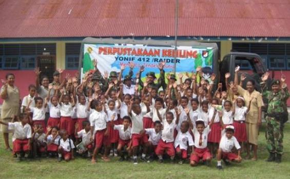 Kreatif! Satgas Yonif 412/R Sulap Truk NPS Jadi Perpustakaan Keliling - yonif412raider-perpustakaankelilingPapua.jpg
