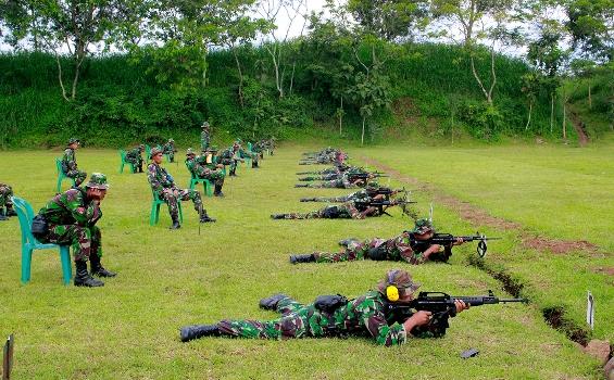 Foto Seriusnya Prajurit Yonif Linud 502 Kostrad TNI Latihan Menembak - tembak_1.jpg