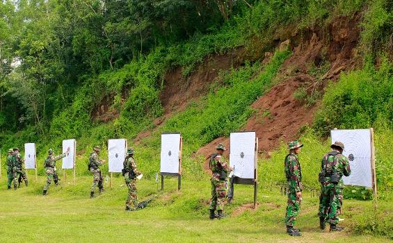 Foto Seriusnya Prajurit Yonif Linud 502 Kostrad TNI Latihan Menembak - tembak_2.jpg